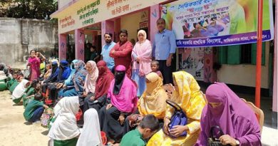 মায়ের পা ধুয়ে শতাধিক শিক্ষার্থীর শ্রদ্ধা, আবেগে কেঁদেছেন মায়েরা